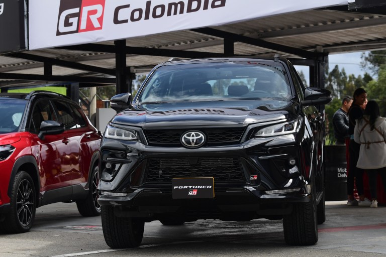 Toyota Fortuner incluye un motor de 2.8 litros, que permite hasta 201 caballos de poder y 500 Nm de torque. Incluye novedades en las luces frontales, la parrilla y otros acabados tipo negro piano.