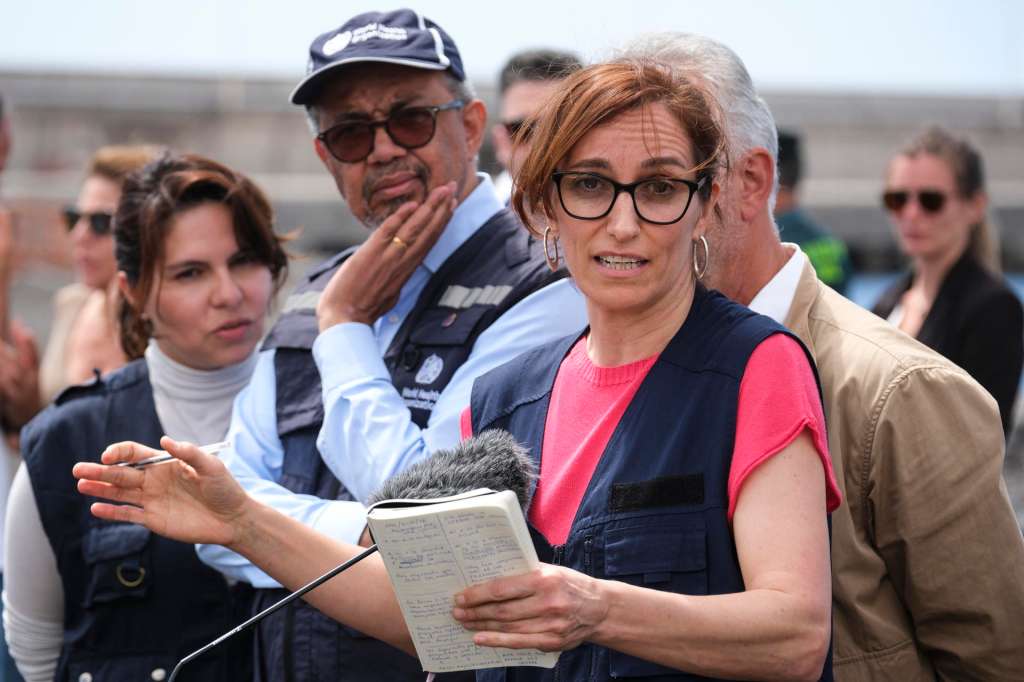 GRAFCAN3695. GRANADILLA DE ABONA (TENERIFE), 10/05/2026.- La ministra de Sanidad, Mónica García (3i), informa sobre cómo se está desarrollando la atención a los pasajeros del crucero MV Hondius en el puerto de Granadilla de Abona, acompañada por el ministro de Política Territoria, Ángel Víctor Torres (1d); el director general de la Organización Mundial de la Salud (OMS), Tedros Adhanom Ghebreyesus (2i); y la jefa de la unidad de enfermedades emergentes de este organismo internacional, Diana Rojas (i). EFE/Alberto Valdés