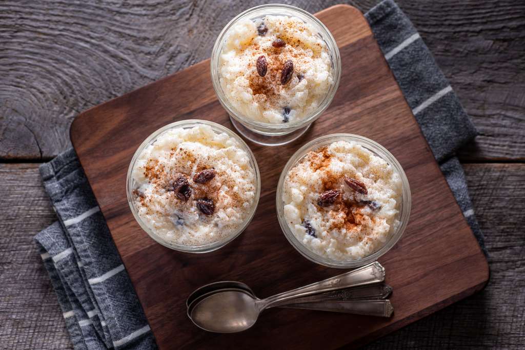 Arroz con leche, panela y frutos secos
