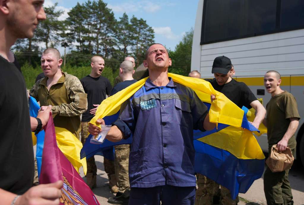 UNDISCLOSED (Ukraine), 09/06/2025.- Ukrainian prisoners of war pose with flags following a prisoner swap with Russia, at an undisclosed location, Ukraine, 09 June 2025. Ukraine and Russia began an exchange on 09 June and will continue in several stages over the coming days. Among the categories of those we are returning now are the wounded and seriously injured, as well as those under 25 years of age, Ukrainian President Volodymyr Zelensky wrote in his official Telegram channel. The agreement about PoWs exchange was reached after recent Russia-Ukraine talks held in Turkey. (Rusia, Turquía, Ucrania) EFE/EPA/STRINGER
