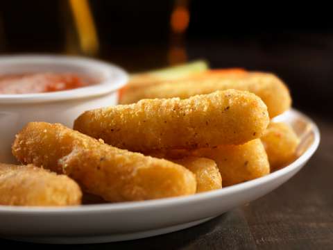 Palitos de queso caseros acompañados de guacamole