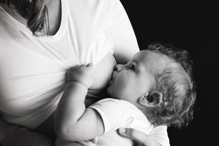 ¿Es seguro que una madre con coronavirus amamante a su bebé?