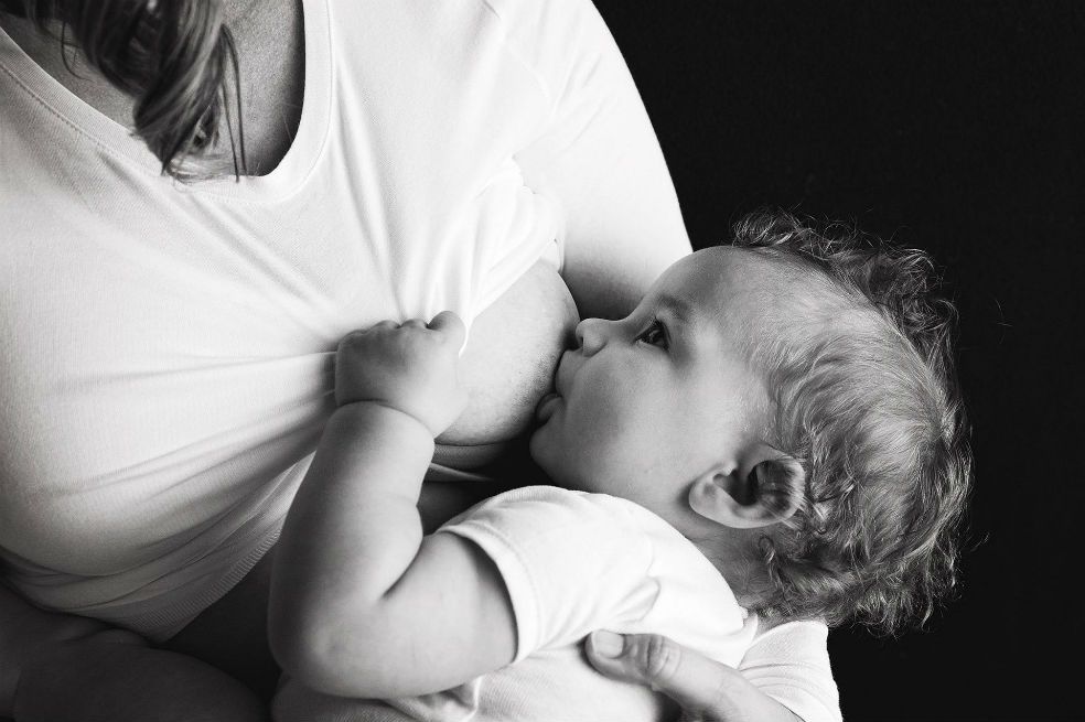 ¿Es seguro que una madre con coronavirus amamante a su bebé?