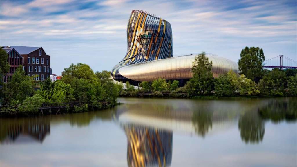 El Cité des Civilisations du Vin, el más costoso, asombroso y moderno de los construidos hasta hoy.