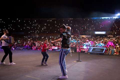 Hijo de Silvestre Dangond protagoniza video "Si mi canto fuera tu encanto"