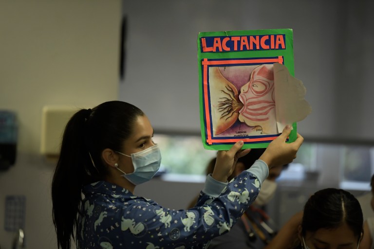Corte Constitucional protege a madre lactante despedida: un fallo con enfoque de género