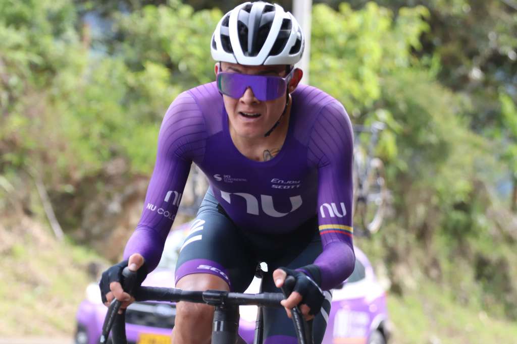 El pedalista cundinamarqués Rodrigo Contreras, ganador del prólogo de la Vuelta a Colombia 2024.