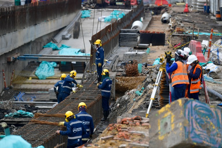 La desconocida red de subcontratistas que construye el metro y dice que no le paga