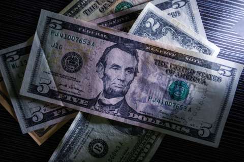 ¿Trump busca un dólar más débil? Los mercados apuestan a una caída prolongada