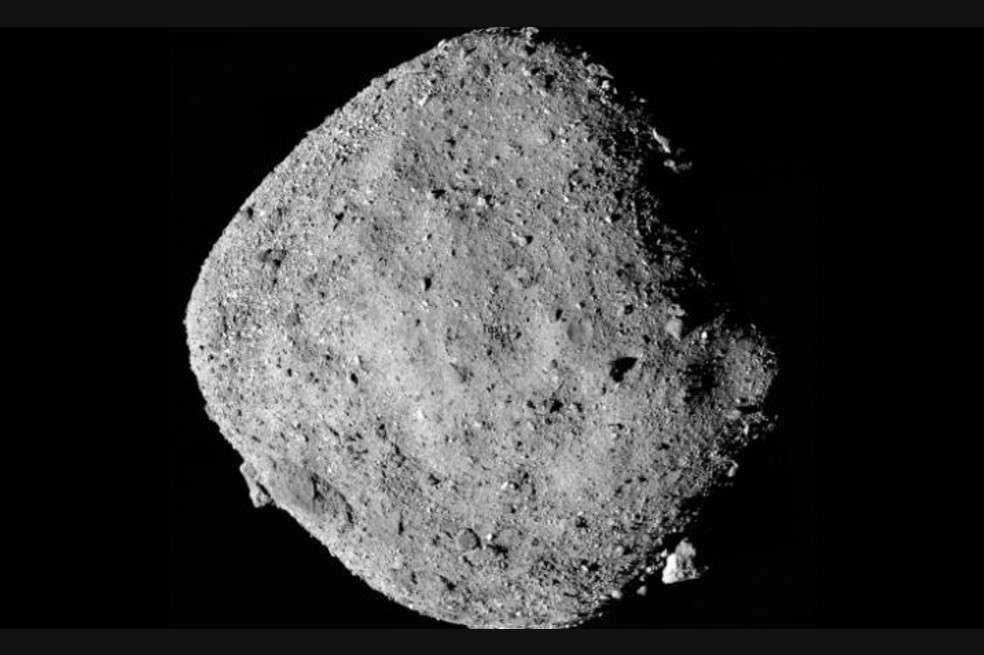 Esta imagen de Bennu es un mosaico que está compuesta por 12 fotografías recolectadas por la nave espacial OSIRIS-REx.