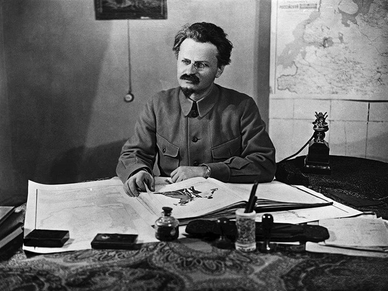 León Trotski, cuyo verdadero nombre era Lev Davidovich Bronstein, en medio de algunos ejemplares de la prensa internacional. / Cortesía