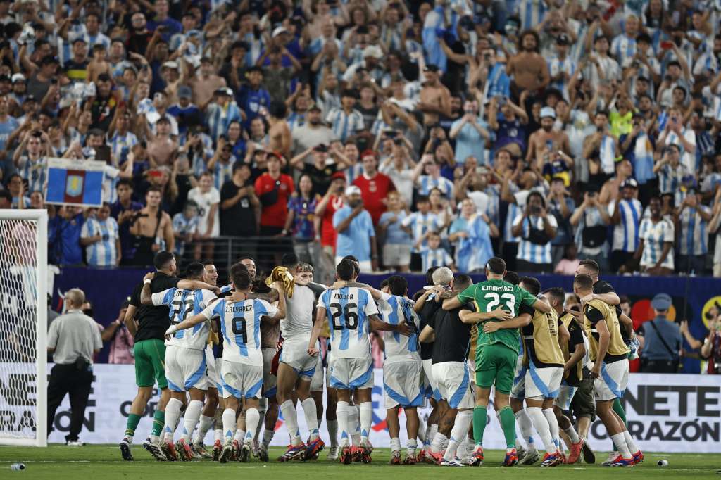 East Rutherford (United States), 10/07/2024.- Argentina celebrates after defeating Canada during the CONMEBOL Copa America 2024 Semi-finals match between Argentina and Canada, in East Rutherford, New Jersey, USA, 09 July 2024. EFE/EPA/CJ GUNTHER