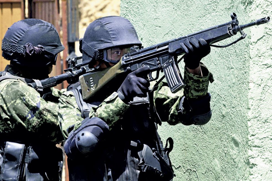 El ejército mexicano realizó una serie de simulacros de operaciones de seguridad pocas horas antes de la llegada del presidente de EE.UU., Barack Obama. / AFP