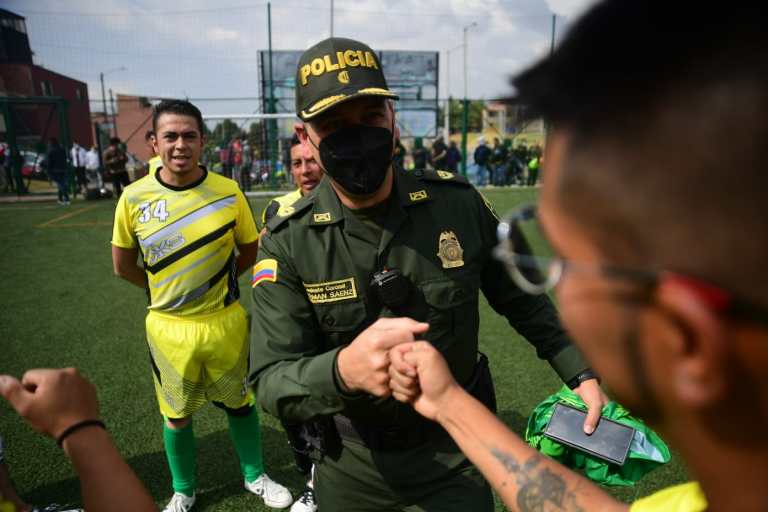 Se organizó un partido de fútbol contra la Policía Nacional, con el fin de que en esta jornada "la sangre de los jóvenes no quedara en el asfalto", afirmó una de las organizadoras del evento.
