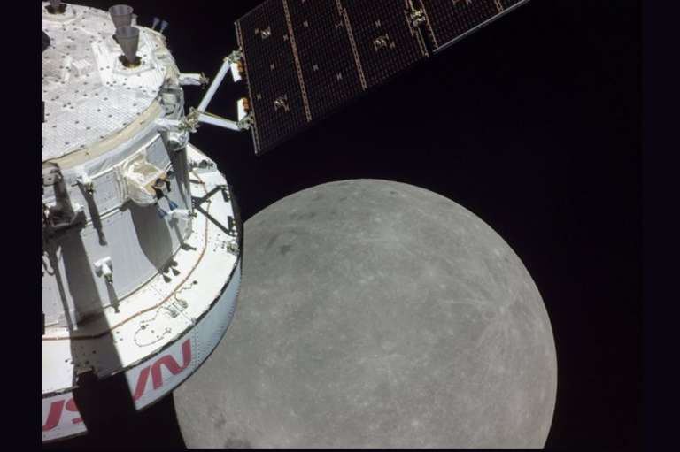 La nave espacial ya estuvo cerca de la superficie Lunar y pudo capturar sus primeras imágenes de estas zonas. Esta es una de esas fotografías.