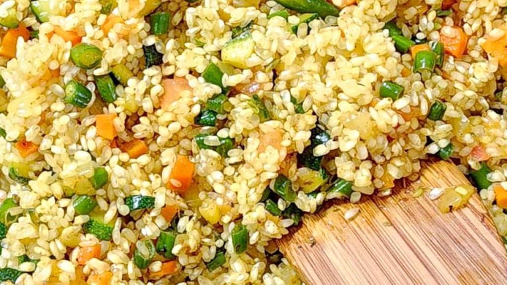 Arroz de vegetales con especias de la India
