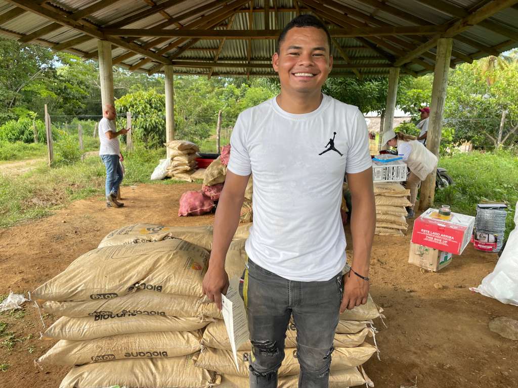 Participante durante la jornada de entrega de insumos para proyectos productivos PNN Paramillo.