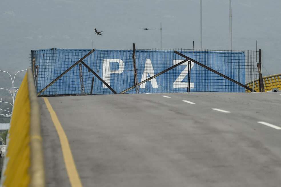 El puente de Tienditas permanece por el gobierno venezolano, que impide a toda costa la entrada de la denominada "ayuda humanitaria" al país. / AFP