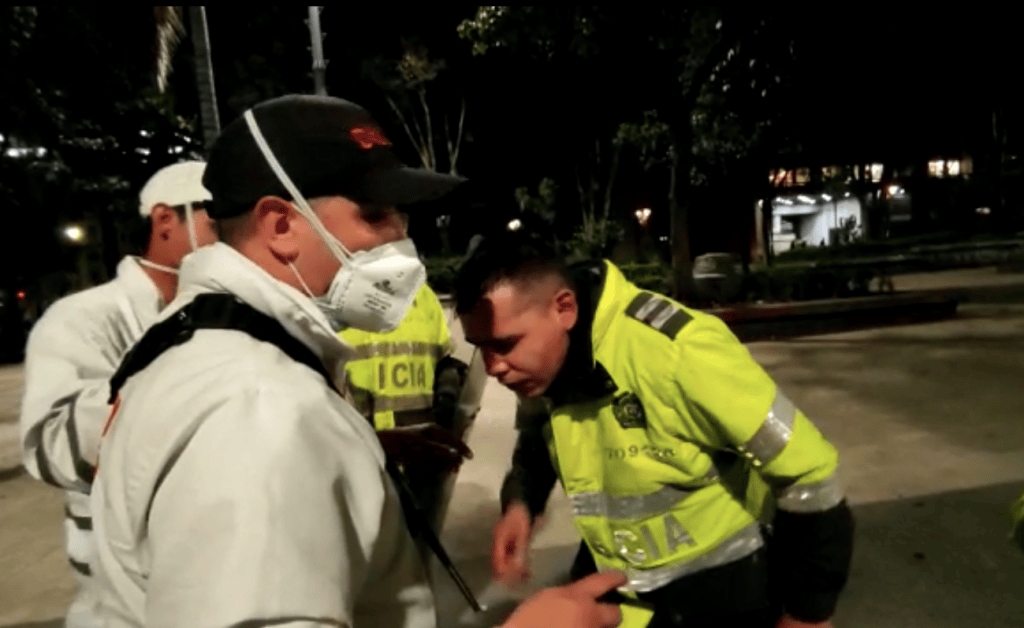 Un hombre atiende a un Policía herido