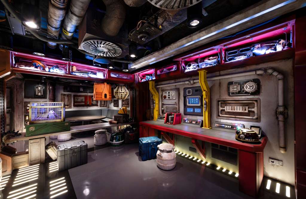 Espacios temáticos imaginativos llenos de actividades organizadas por consejeros especialmente entrenados esperan a los niños en Disney’s Oceaneer Club a bordo del Disney Wish. Uno de los espacios es Star Wars: Cargo Bay, donde las peculiares criaturas y los personajes legendarios de la galaxia de Star Wars serán los protagonistas. Esta experiencia inmersiva, primera en su tipo, pondrá a los niños en el importante papel de los cuidadores de criaturas mientras aprenden a manejar una traviesa colección de seres exóticos de toda la galaxia, incluidos un porg, un gato Loth, un worrt, entre otros.
