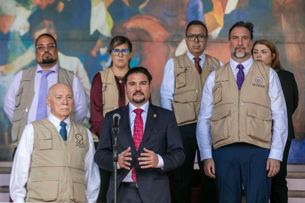 AME3861. TEGUCIGALPA (HONDURAS), 28/11/2025.- El canciller de Honduras, Javier Efraín Bú (c), habla junto al jefe de la Misión de Observación Electoral de la Organización de Estados Americanos (OEA), el excanciller de Paraguay Eladio Loizaga (i-abajo), durante una rueda de prensa este viernes, en Tegucigalpa (Honduras). Loizaga augura que las elecciones del próximo 30 de noviembre en Honduras "caminen dentro de un marco de paz, de tranquilidad y responsabilidad" de la ciudadanía. EFE/STR