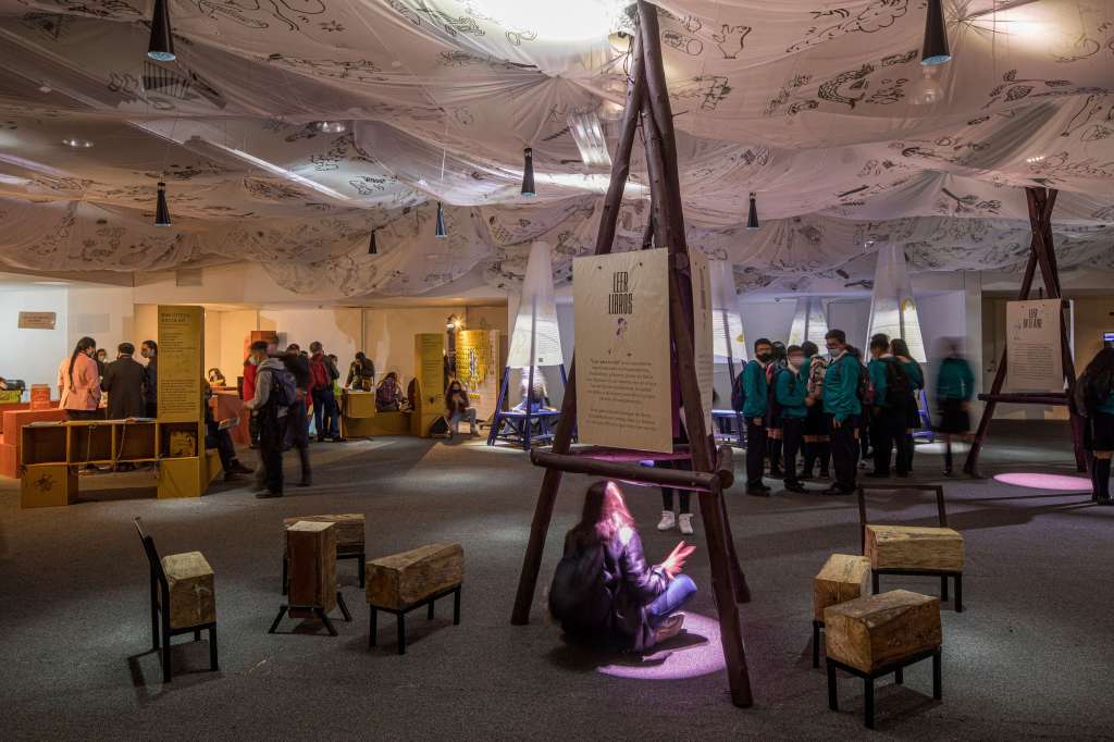 El resultado de “Leer para la vida” –cuya escenografía fue realizada con el soporte de Hyg Studios– es un pabellón onírico en su estética, pero realista en las prácticas comunitarias de intercambio cultural.