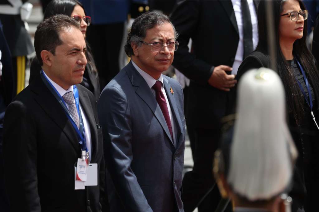 AME365. QUITO (ECUADOR), 24/05/2025.- El presidente de Colombia, Gustavo Petro (c), reacciona a su salida de la Asamblea Nacional (Parlamento) este sábado, en Quito (Ecuador). El presidente de Ecuador, Daniel Noboa, aseguró tras su nueva investidura para el periodo 2025-2029 que su administración se regirá por la transparencia y la lucha contra las mafias del crimen organizado y la corrupción, por lo que auguró que defraudará "a las oligarquías que siempre se enriquecían a costa del Estado". EFE/ José Jácome