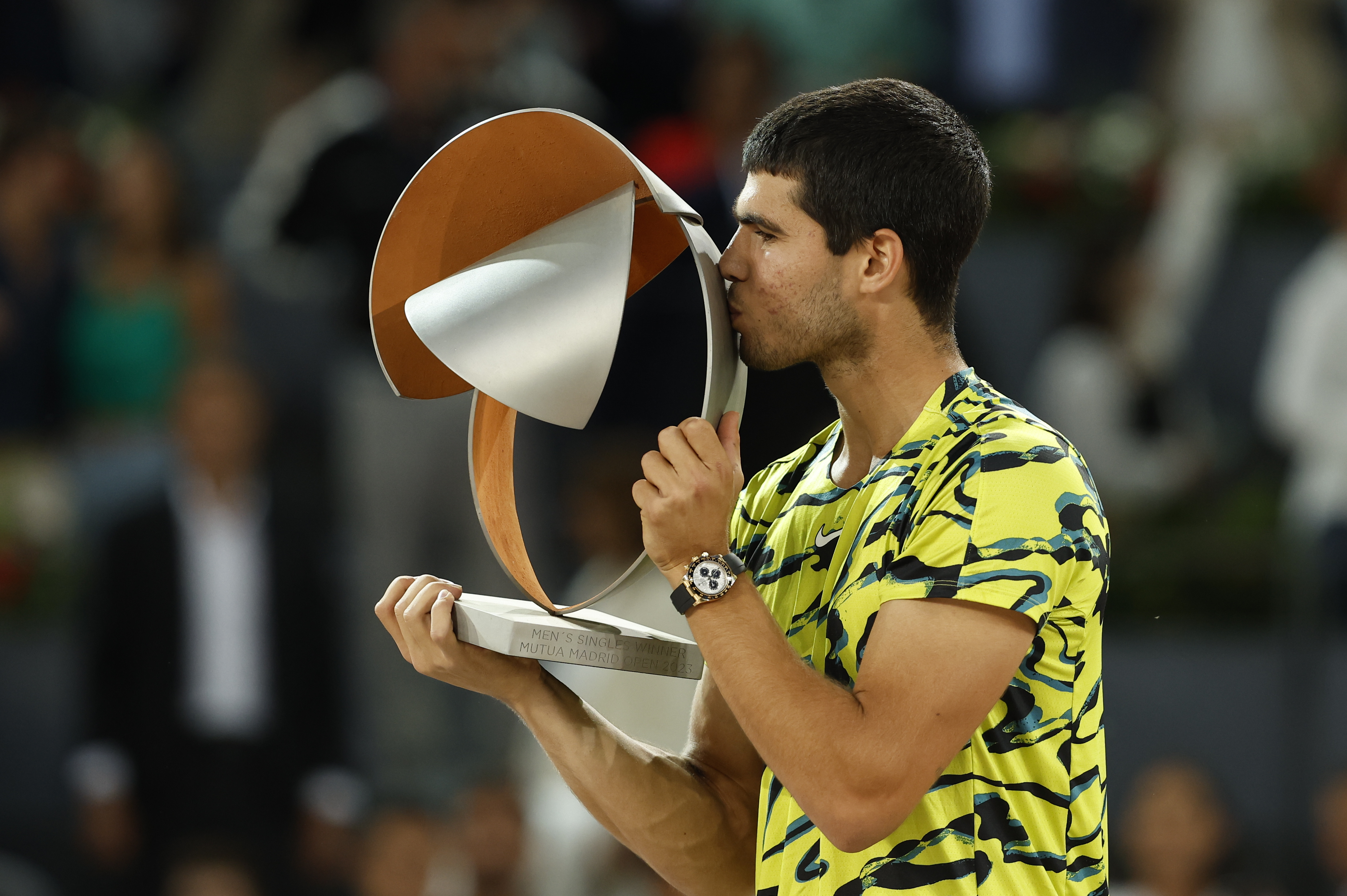 MADRID, 07/05/2023.- Carlos Alcaraz besa el trofeo tras su victoria ante el alemán Jan-Lennard Struff en la final del Mutua Madrid Open disputado este domingo en la Caja Mágica, en Madrid. EFE/Chema Moya