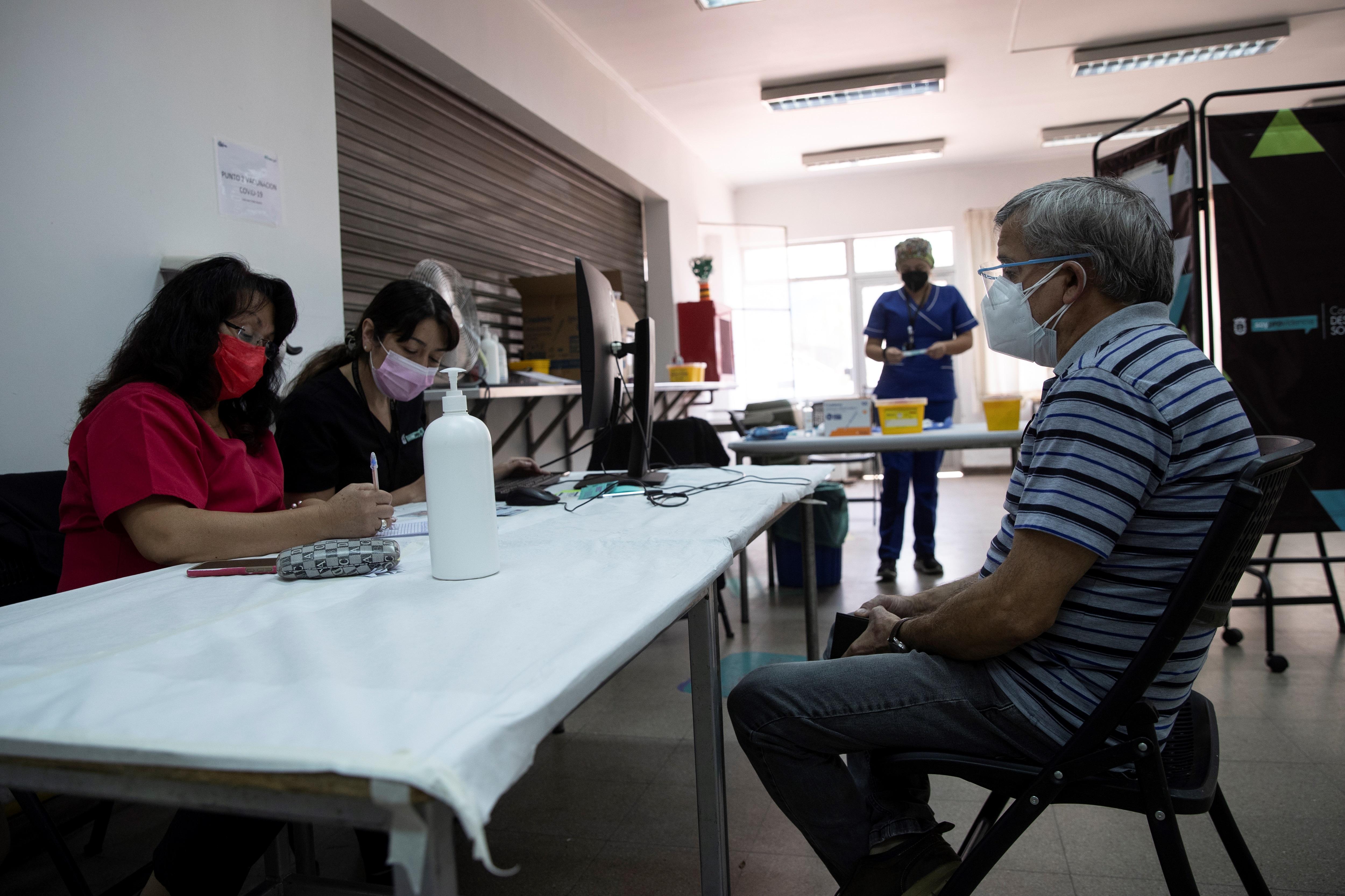 Un ciudadano chileno de 63 años asiste a vacunarse contra la covid-19 en un centro de vacunación en Santiago (Chile).