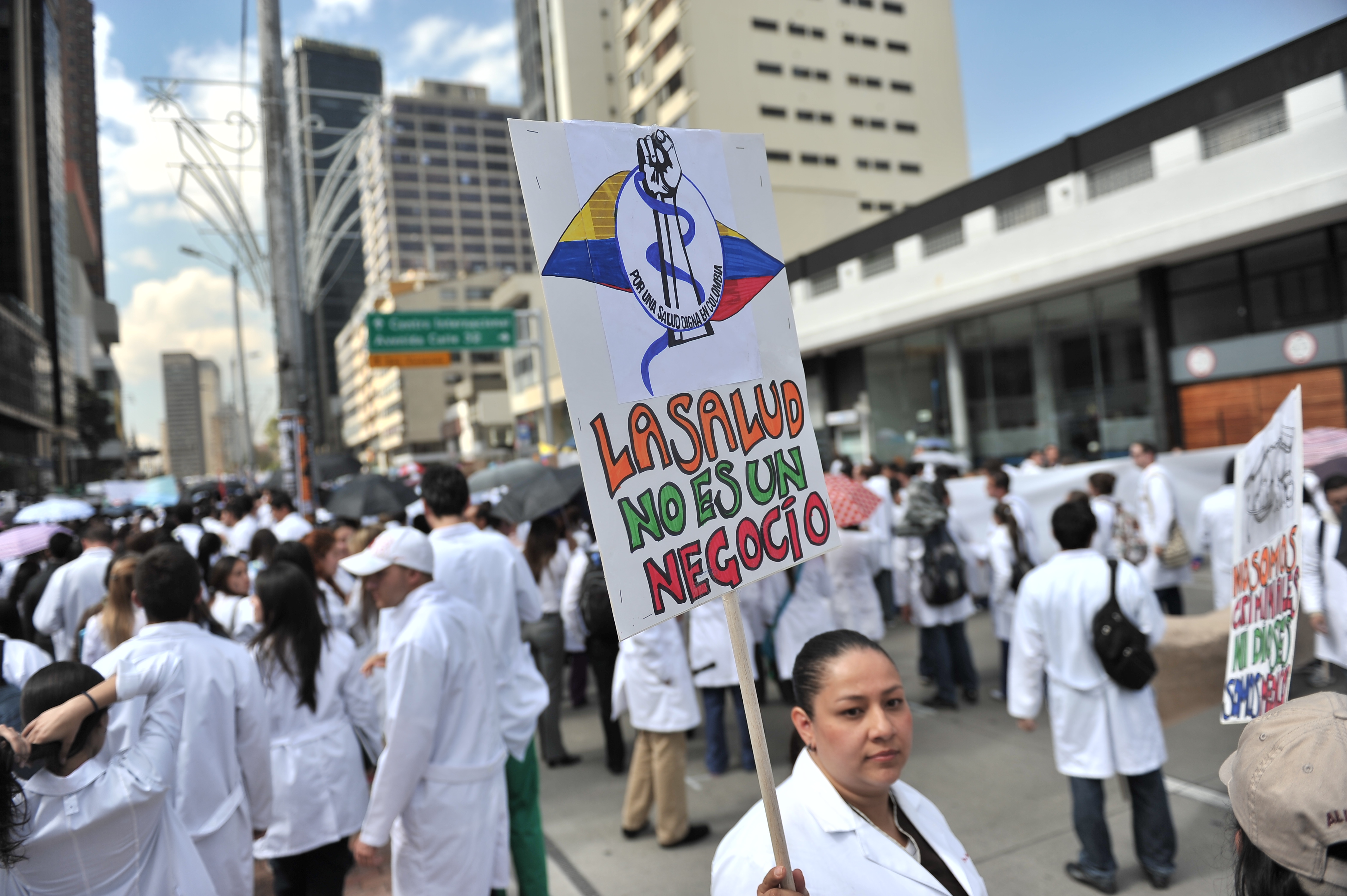 Médicos, enfermeras y estudiantes de medicina marchan en contra de la reforma a la Salud.