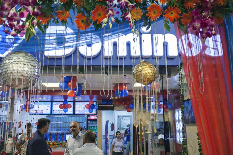 Alsea comenzará a cerrar todas las tiendas de sus marcas en Colombia, es decir, Domino’s, Starbucks, Archies y P.F. Chang’s. Imagen de referencia. / Bloomberg