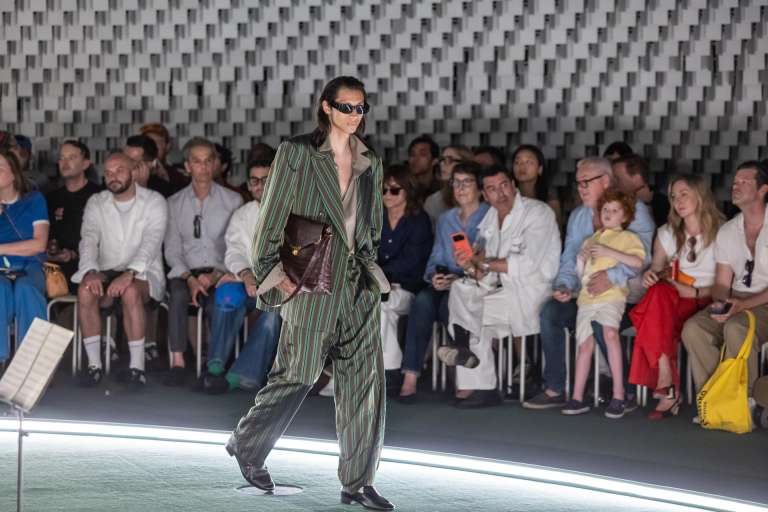 "La Comunión" es la colección que el diseñador presentó durante la cuarta jornada de la semana masculina de moda de París. Entre las propuestas, se incluyen trajes amplios, camisas abiertas y shorts. / EFE/ EPA/ Christophe Petit Tesson