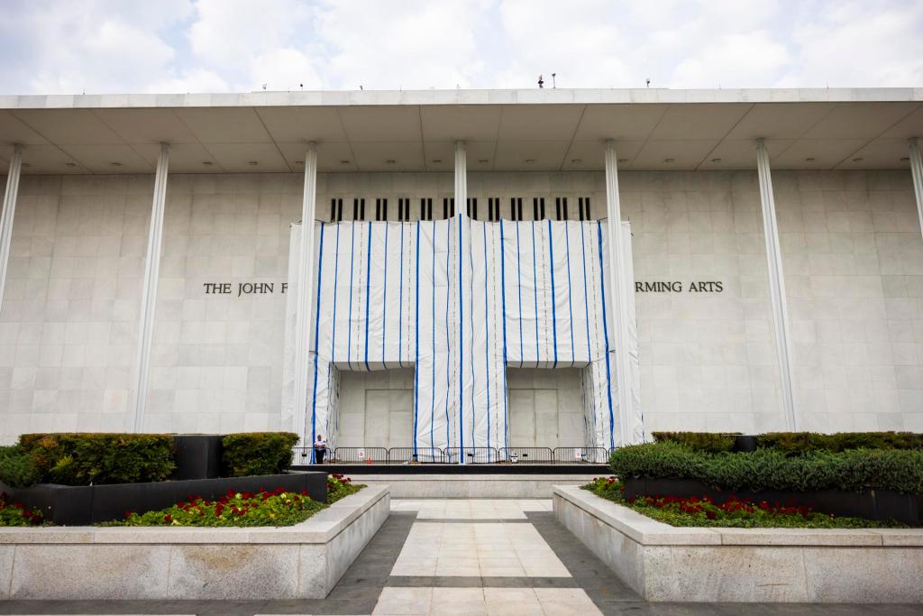 WASHINGTON (USA), 12/08/2026.- The John F. Kennedy Center for the Performing Arts in Washington, DC, USA, 12 August 2026. A DC superior court judge has ordered the Kennedy Center to pay 250,000 US dollars to jazz musician Chuck Redd to cover his legal costs after he declined to perform due to what he called 'the defiant and illegal name change happening to the Kennedy Center.' EFE/EPA/JIM LO SCALZO