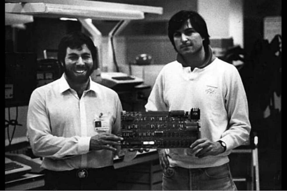 Steve Wozniak y Steve Jobs sostienen una placa madre del Apple-1.Tomado de Ebay.El ordenador fue presentado por ambos informáticos en el Club de Ordenadores Homebrew, en Palo Alto (California) en 1976, y solo Paul Terrell, propietario de una cadena de tiendas llamada Byte Shop, se interesó por el artefacto.