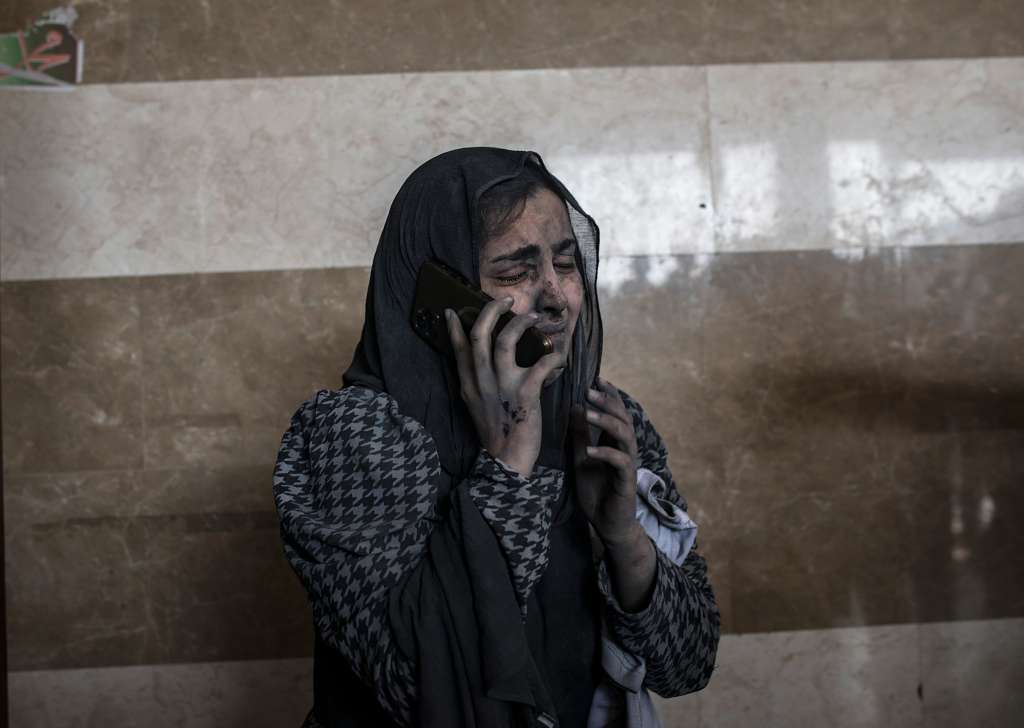 Khan Younis (---), 03/11/2023.- An injured woman speaks on the phone at Nasser Hospital in Khan Younis following Israeli air strikes in the southern Gaza Strip, 03 November 2023. More than 9,100 Palestinians and at least 1,400 Israelis have been killed, according to the Israel Defense Forces (IDF) and the Palestinian health authority, since Hamas militants launched an attack against Israel from the Gaza Strip on 07 October, and the Israeli operations in Gaza and the West Bank which followed it. EFE/EPA/HAITHAM IMAD