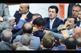 Parlamentarios turcos arreglan debate a puños