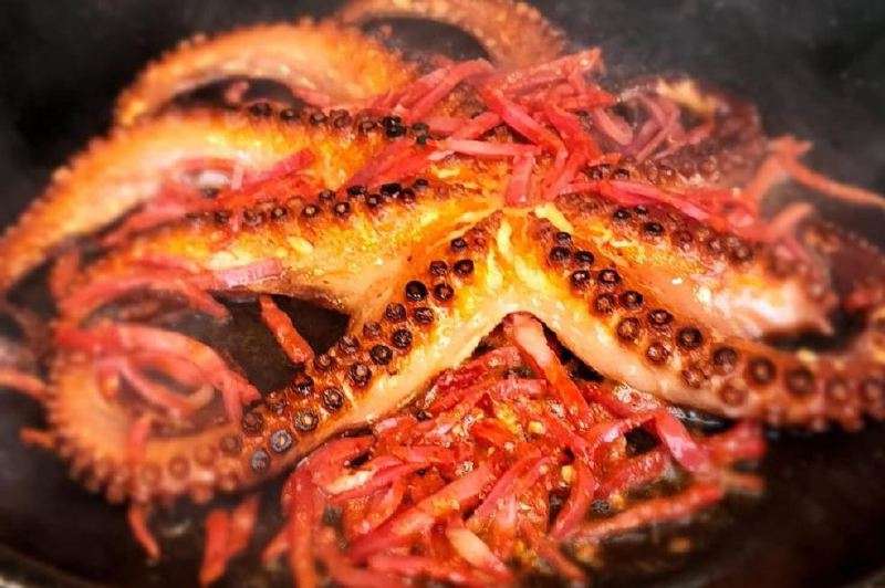 Añada los tentáculos y saltee hasta que casi alcancen el punto dorado deseado. Integre el chorizo y saltee, para que suelte su grasa y su pimentón, y añada el chorizo. / Cortesía: Harry Sasson