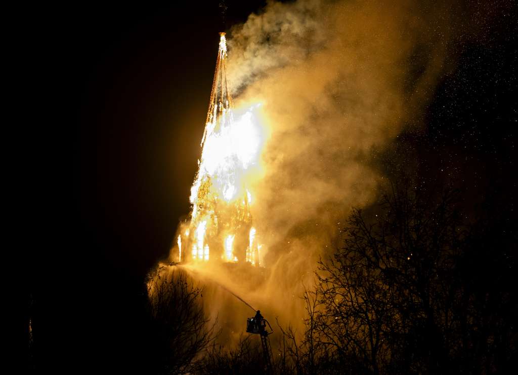 Un incendio arrasa la torre de la iglesia Vondelkerk en Ámsterdam en la víspera de Año Nuevo, el 1 de enero de 2026.