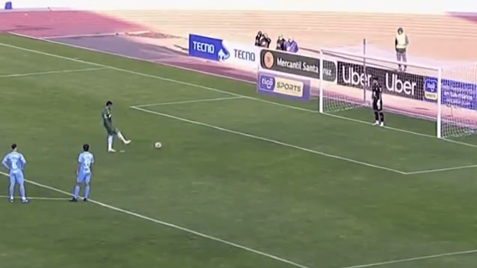 Gilbert Álvarez falló un penalti en señal de juego limpio durante el partido Bolívar vs. Oriente Petrolero.