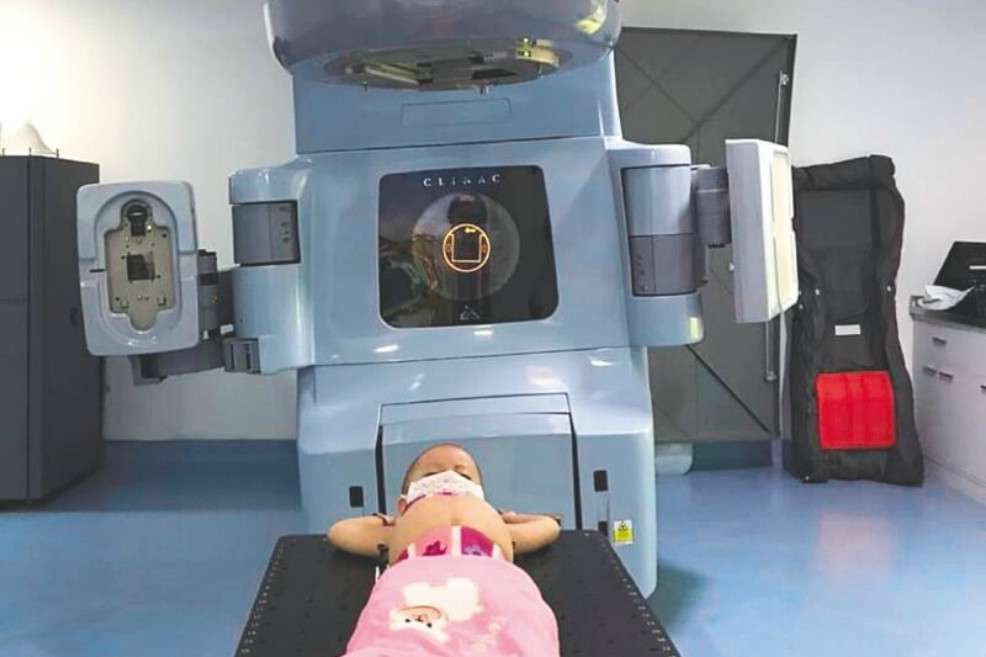 En busca de disminuir la ansiedad que se genera durante la radioterpaia, el INC pinta los inmovilizadores y las máscaras de los pacientes con un material de tecnoplástico. / Fotos: Cortesía INC