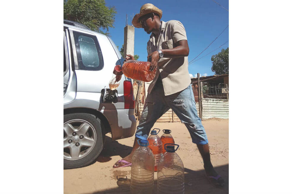 Vendedores piratas de combustible en Ciudad Lossada. / G. Jaramillo Rojas.