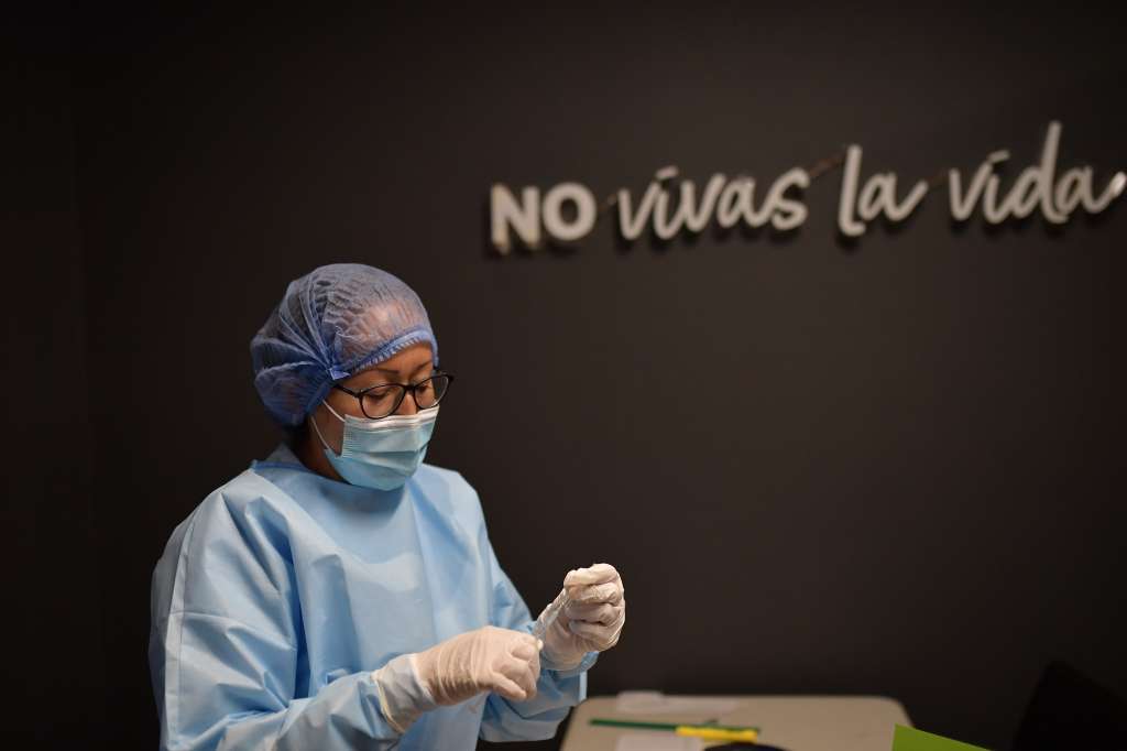 Jornada de vacunación de personas mayores contra el Covid19 en varios puntos de Bogotá con la dosis de Pfizer