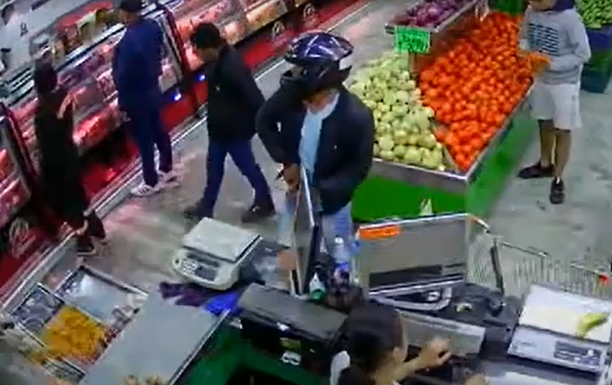 El delincuente ingresó con un casco de moto puesto, y sin importarle que había niñas y niños en el local, disparó en repetidas ocasiones.