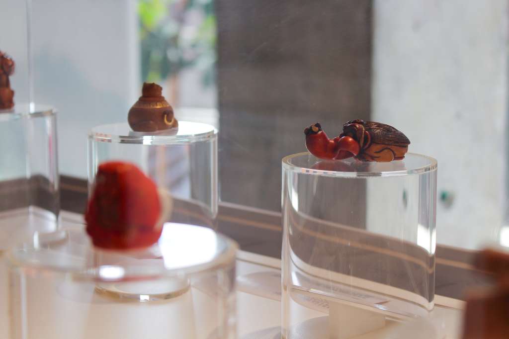 Netsuke que hacen parte de la muestra Netsuke Contemporáneo, del 16 de julio al 18 de septiembre, en el Centro del Japón, Universidad de los Andes.