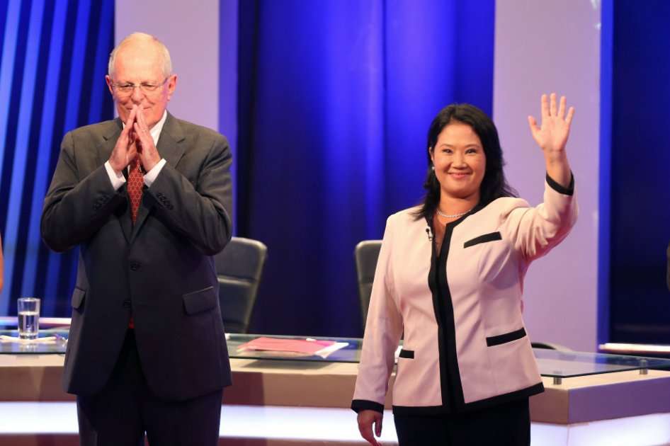 Pedro Pablo Kuczynski y Keiko Fujimori durante los debates presidenciales en mayo. / EFE