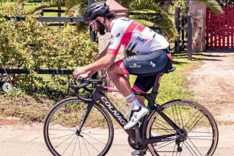 Fernando Gaviria ya entrena por carreteras antioqueñas