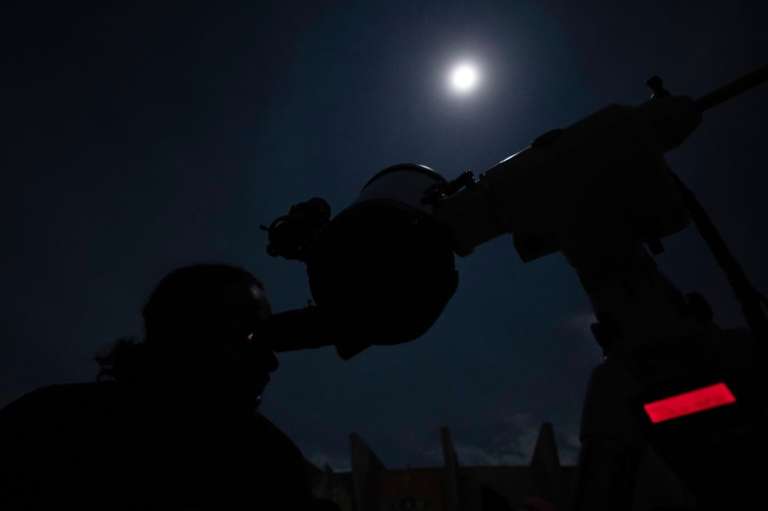 Las regiones que vieron, al menos, algunas partes del eclipse son Europa, gran parte de Asia, gran parte de Australia, gran parte de África, América del Norte, América del Sur, Pacífico, Atlántico, Ártico, Antártida.