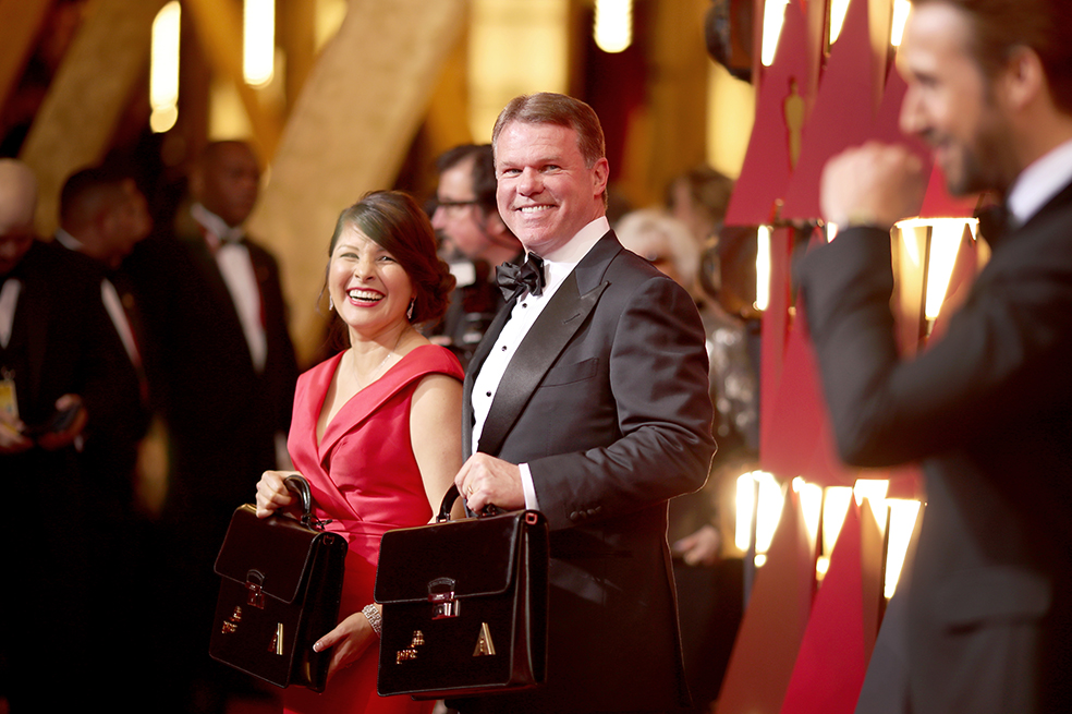 Martha L. Ruiz y Brian Cullinan, representantes de PricewaterhouseCoopers / AFP