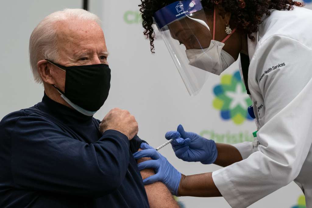 El presidente electo de EE. UU., Joe Biden, recibe la vacuna Covid-19