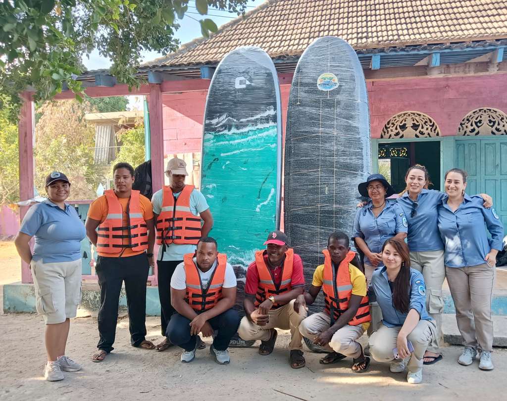 Funcionarias del PNN Los Corales del Rosario y de San Bernardo junto al equipo de guianza interpretativa en la ruta Paddle Surf – Mar Azul, iniciativa que se desarrolla cerca a la población de Barú y la zona marina de Isla Grande